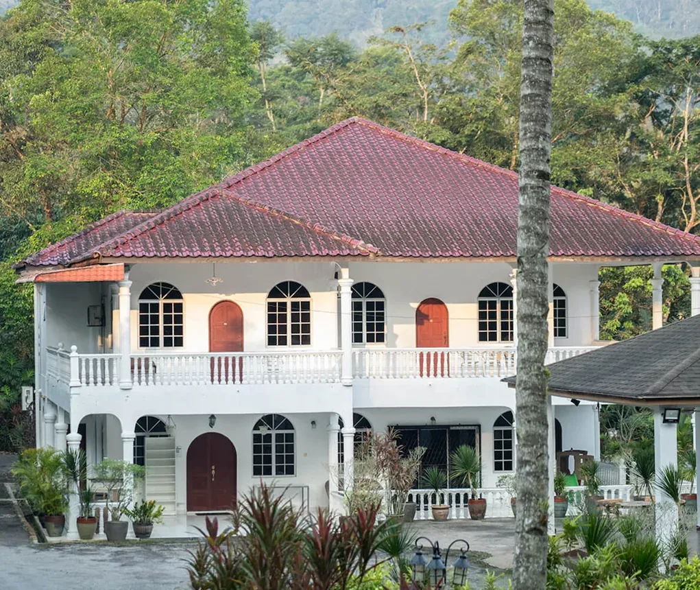 Classic bungalow with large pool